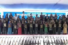 മഹാരാഷ്ട്രയിൽ നക്സൽ കമാൻഡറും 60 കൂട്ടാളികളും ആയുധം വച്ചു കീഴടങ്ങി;പോലീസിന് മുഖ്യമന്ത്രിയുടെ ഒരു കോടി രൂപ പാരിതോഷികം