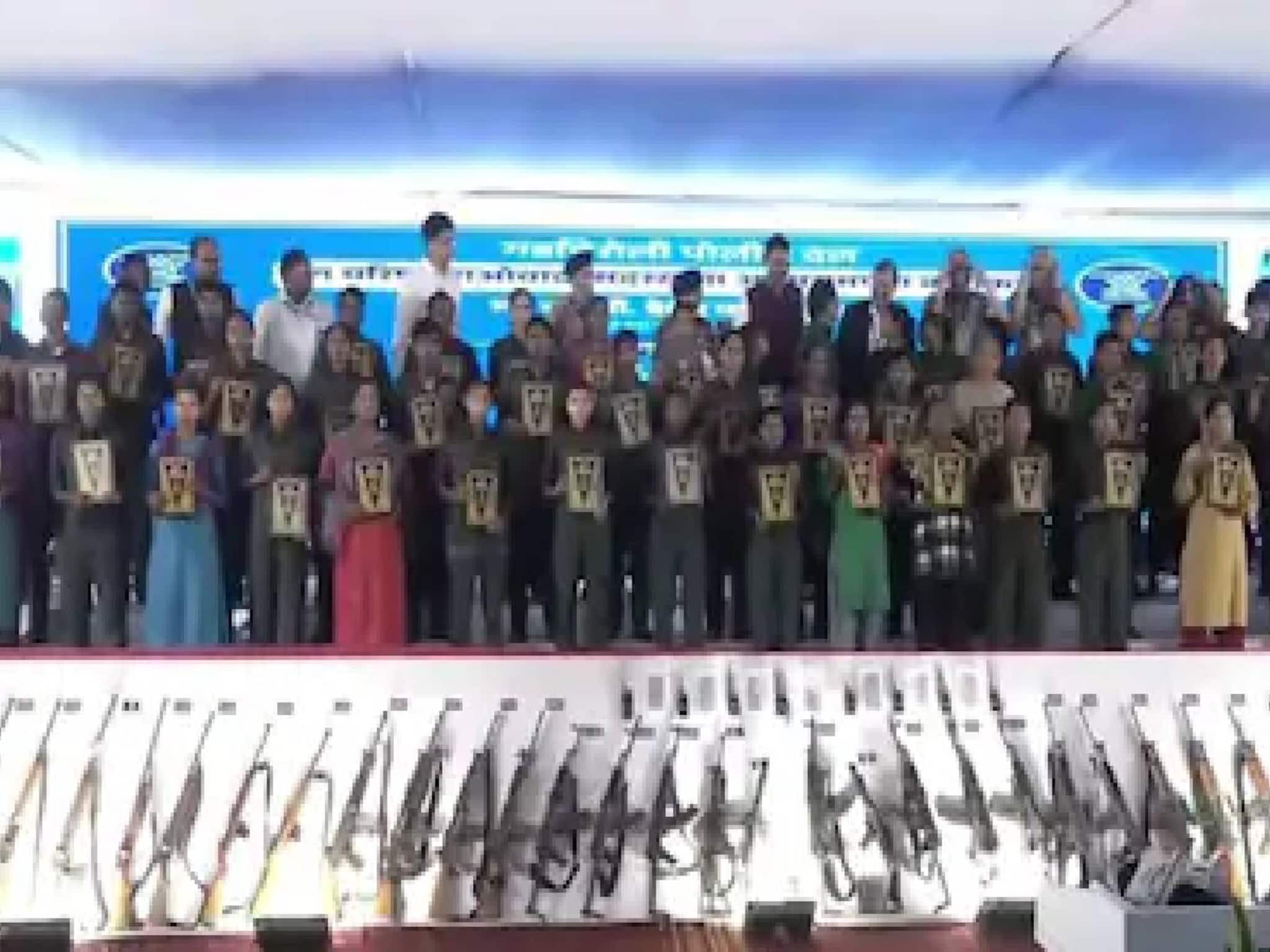 മഹാരാഷ്ട്രയിൽ നക്സൽ കമാൻഡറും 60 കൂട്ടാളികളും ആയുധം വച്ചു കീഴടങ്ങി; പോലീസിന് മുഖ്യമന്ത്രിയുടെ ഒരു കോടി രൂപ പാരിതോഷികം