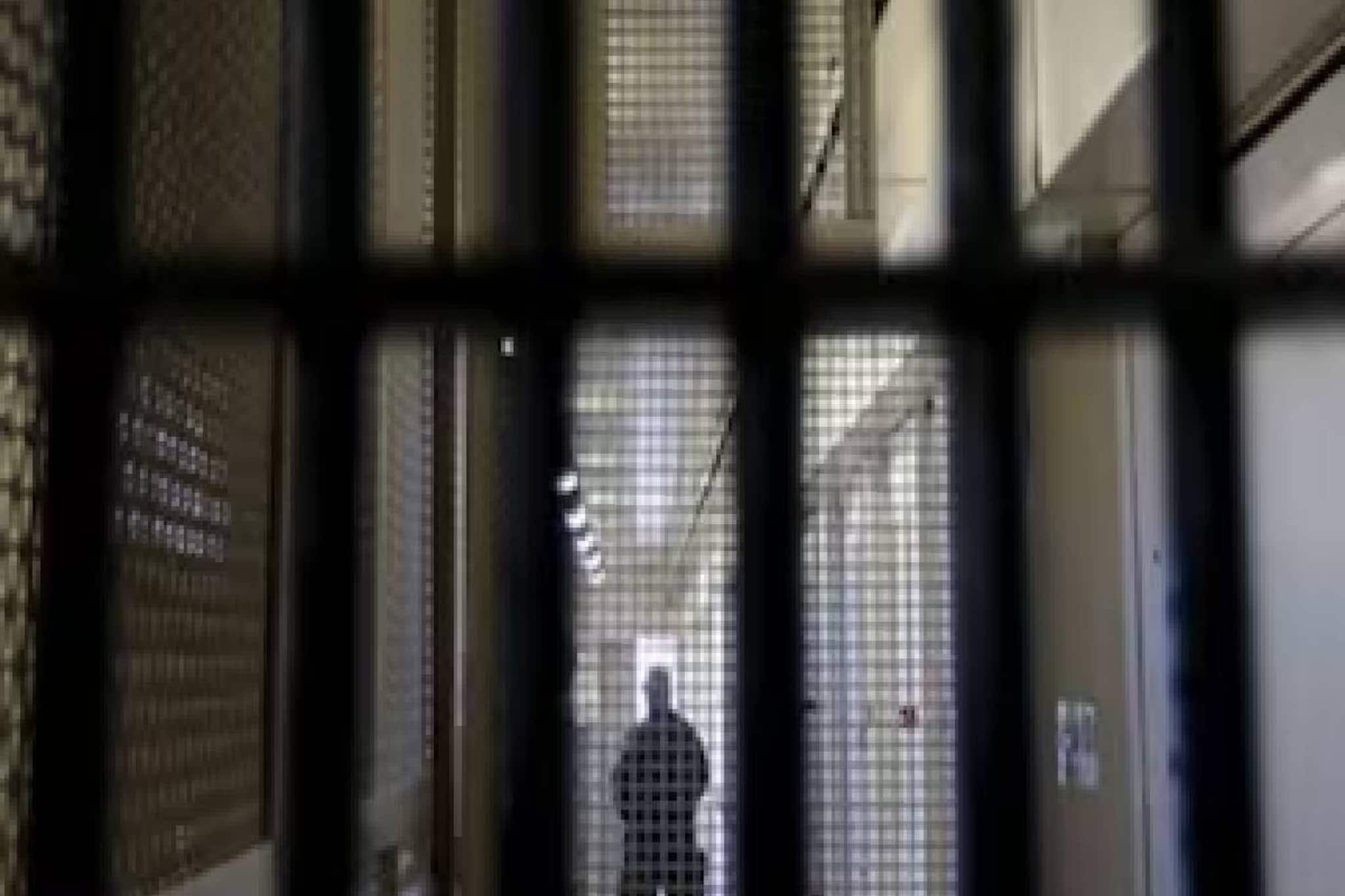 കൊലപാതകക്കേസിൽ ജീവപര്യന്തം ശിക്ഷ അനുഭവിക്കുന്ന ദമ്പതികൾക്ക് വന്ധ്യതാ ചികിത്സയ്ക്കായി പരോൾ അനുവദിച്ച് ഹൈക്കോടതി കൊലപാതകക്കേസിൽ ജീവപര്യന്തം ശിക്ഷ അനുഭവിക്കുന്ന ദമ്പതികൾക്ക് വന്ധ്യതാ ചികിത്സയ്ക്കായി പരോൾ അനുവദിച്ച് ഹൈക്കോടതി