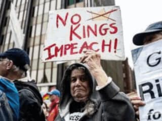 തെരുവിലിറങ്ങിയ പ്രതിഷേധക്കാർ