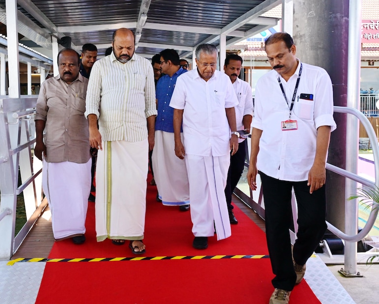  ചടങ്ങിൽ കൊച്ചി മേയർ അഡ്വ. എം അനിൽകുമാർ, കെ.ജെ മാക്സി എം.എൽ.എ, ടി.ജെ വിനോദ് എം.എൽ.എ, സംസ്ഥാന സർക്കാരിൻ്റെ ഡൽഹിയിലെ പ്രത്യേക പ്രതിനിഥി പ്രൊഫ. കെ.വി. തോമസ്, ഡെപ്യൂട്ടി മേയർ കെ.എ അൻസിയ, കോർപ്പറേഷൻ കൗൺസിലർ ടി. പത്മകുമാരി, കൊച്ചി മെട്രോ ഡയറക്ടർ (പ്രോജക്ട്) ഡോ. എം.പി രാം നവാസ്, ജനപ്രതിനിധികൾ, ഉദ്യോഗസ്ഥർ, പൊതുജനങ്ങൾ തുടങ്ങിയവർ പങ്കെടുത്തു. ഉദ്ഘാടനത്തിനു ശേഷം മുഖ്യമന്ത്രിയും മന്ത്രിയും എം എൽ എ മാരും വാട്ടർ മെട്രോയിൽ യാത്ര ചെയ്ത് വില്ലിംഗ്ടൺ ഐലൻ്റ് ടെർമിനൽ സന്ദർശിച്ചു.