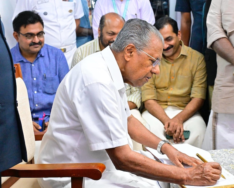  രാജ്യത്ത് തന്നെ പല കാര്യങ്ങൾക്കും മുൻഗാമിയാകാൻ കേരളത്തിന് കഴിഞ്ഞിട്ടുണ്ട്. നമ്മുടെ ആരോഗ്യരംഗം, നമ്മുടെ വിദ്യാഭ്യാസരംഗം, ഇതിലെല്ലാം ഉണ്ടായിട്ടുള്ള മുന്നേറ്റങ്ങളും നേട്ടങ്ങളും രാജ്യം പ്രത്യേകമായി നോക്കി കാണുന്നുണ്ട്. അതോടൊപ്പം, രാജ്യത്ത് ഏറ്റവും സ്തുത്യർഹമായ ദാരിദ്ര്യ നിർമ്മാർജ്ജന മാതൃകകൾ നമ്മുടെ കേരളമാണ് കാണിച്ചിട്ടുള്ളതെന്നും അദ്ദേഹം കൂട്ടിച്ചേർത്തു.