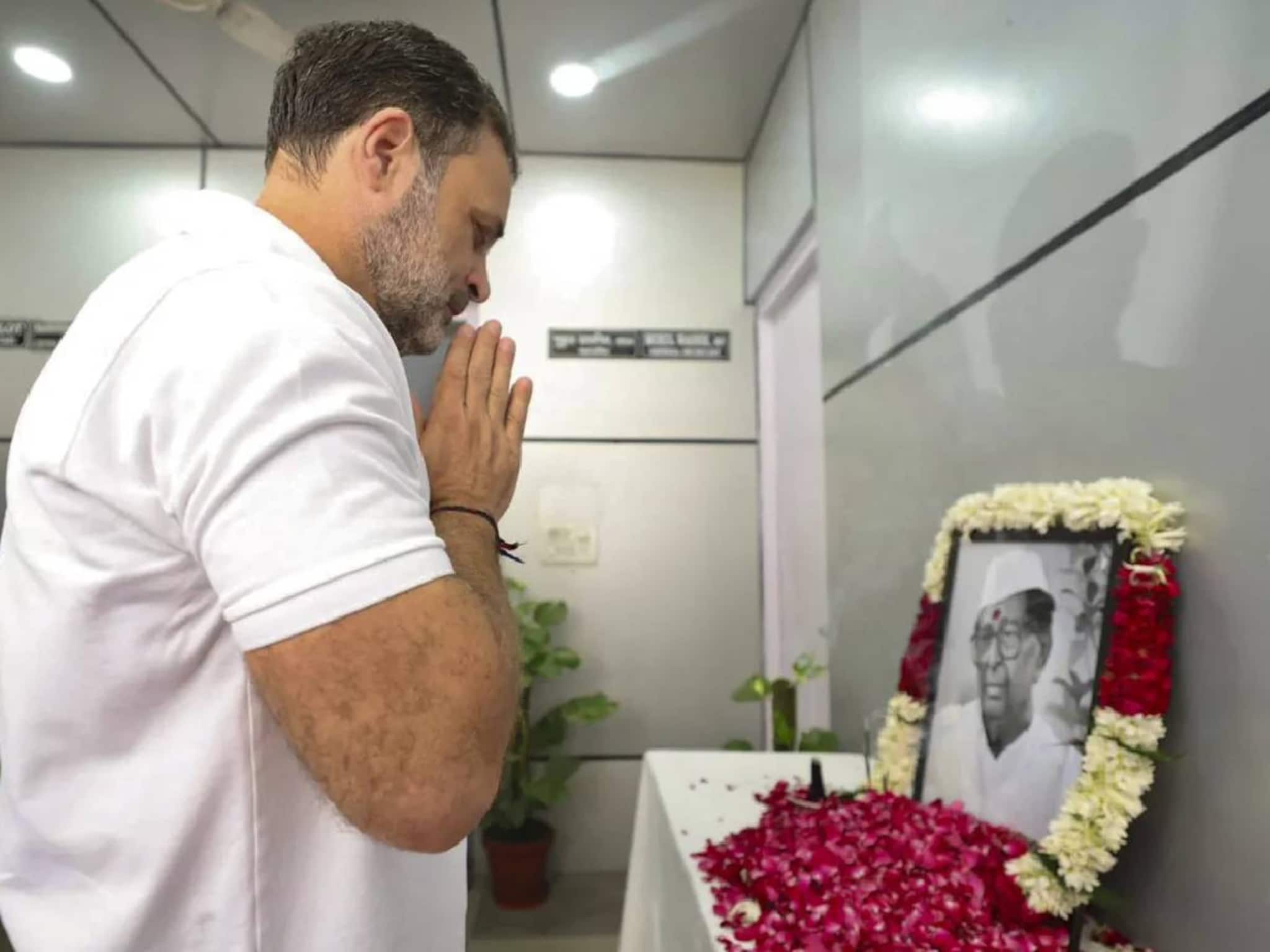 25 വര്‍ഷത്തിന് ശേഷം സീതാറാം കേസരിക്ക് ആദരാജ്ഞലി അര്‍പ്പിച്ച് കോണ്‍ഗ്രസ്; ബീഹാറിനെ 'അപമാനിച്ചത്' ഓർമിപിച്ച് മോദി