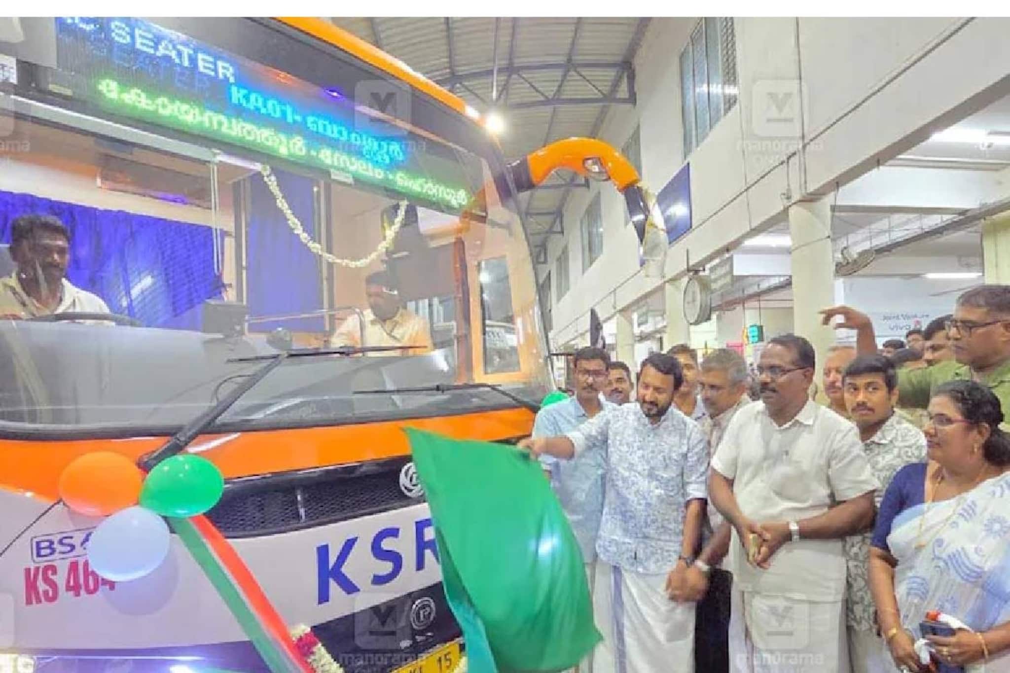 പാലക്കാടൻ ചൂടിൽ നിന്ന് കുളിരോടെ ബാംഗ്ലൂരേക്ക്; വിവാദങ്ങൾക്കിടെ രാഹുൽ മാങ്കൂട്ടത്തിലിന്റെ എ സി ബസ് ഫ്ലാഗോഫ്