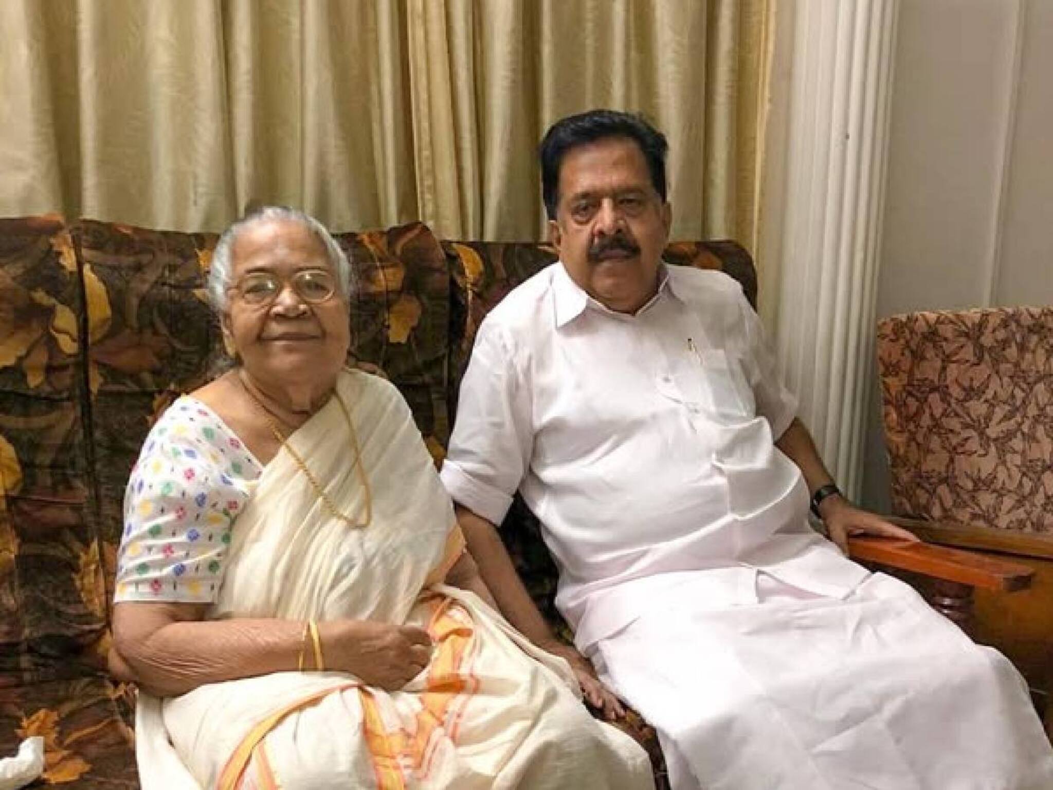 'ജനലിലൂടെ അമ്മ ഉരുളകളാക്കി തന്ന ചോറുകഴിക്കുമ്പോൾ കണ്ണ് നിറഞ്ഞൊഴുകി': രമേശ് ചെന്നിത്തലയുടെ കുറിപ്പ്