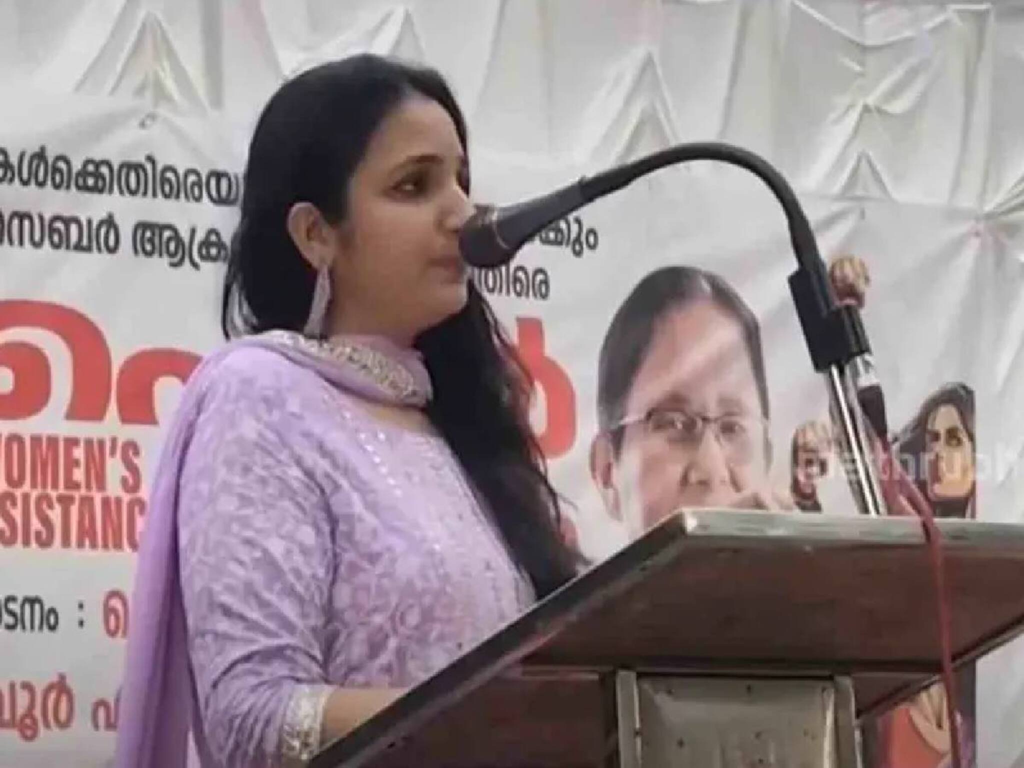 നടി റിനി ആൻ ജോർജ് സിപിഎം വേദിയിൽ; പാർട്ടിയിലേക്ക് സ്വാ​ഗതം ചെയ്ത് കെ ജെ ഷൈൻ