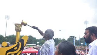 കായിക മേളയുടെ ദീപശിഖ മുൻ ഫുട്ബോൾ താരം ഐ എം വിജയൻ തെളിയിക്കുന്നു