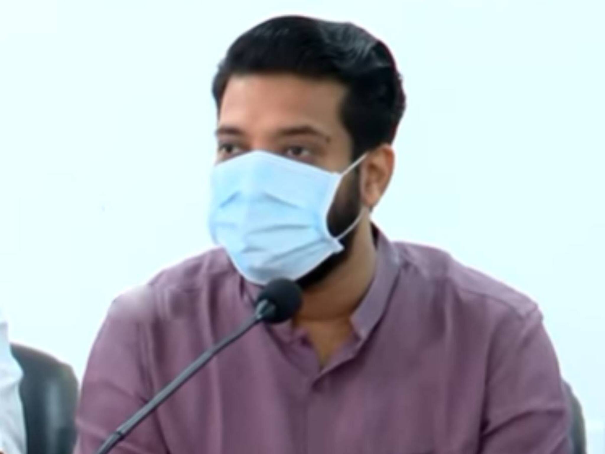 മീശ വടിക്കണോ താടി വടിയ്ക്കണോയെന്ന് തീരുമാനിക്കുന്നത് ഡോക്ടറല്ലേ? പോരാളി ഷാജിയല്ലല്ലോ'; ഷാഫി പറമ്പില്‍