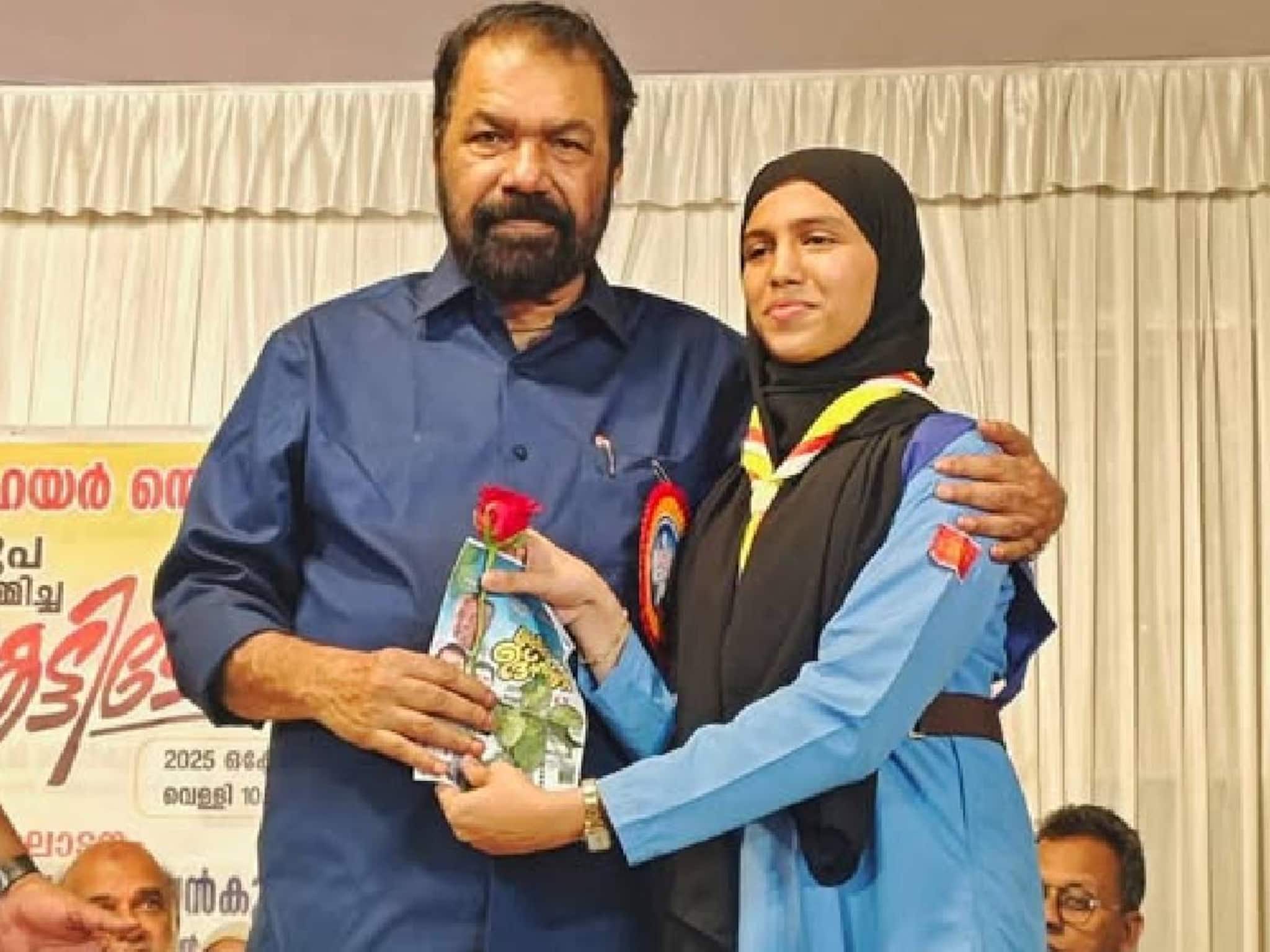 'കുഞ്ഞുങ്ങളെ ചേർത്തുപിടിക്കുന്നത് കേരള പാരമ്പര്യം'; ഹിജാബ് ധരിച്ച കുട്ടിയ്ക്കൊപ്പമുള്ള ചിത്രം പങ്കുവച്ച് മന്ത്രി