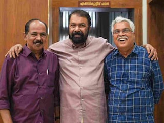 എം എൻ സ്മാരകത്തിൽ ബിനോയ് വിശ്വത്തിനും ജി ആർ അനിലിനും ഒപ്പം മന്ത്രി വി ശിവൻകുട്ടി എം എൻ സ്മാരകത്തിൽ ബിനോയ് വിശ്വത്തിനും ജി ആർ അനിലിനും ഒപ്പം മന്ത്രി വി ശിവൻകുട്ടി