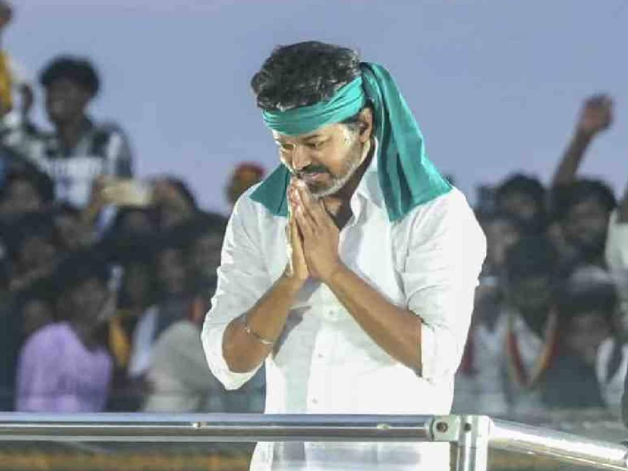 കരൂർ ദുരന്തം; മരിച്ചവരുടെ കുടുംബങ്ങൾക്ക് വിജയ് പ്രഖ്യാപിച്ച 20 ലക്ഷം കൈമാറി