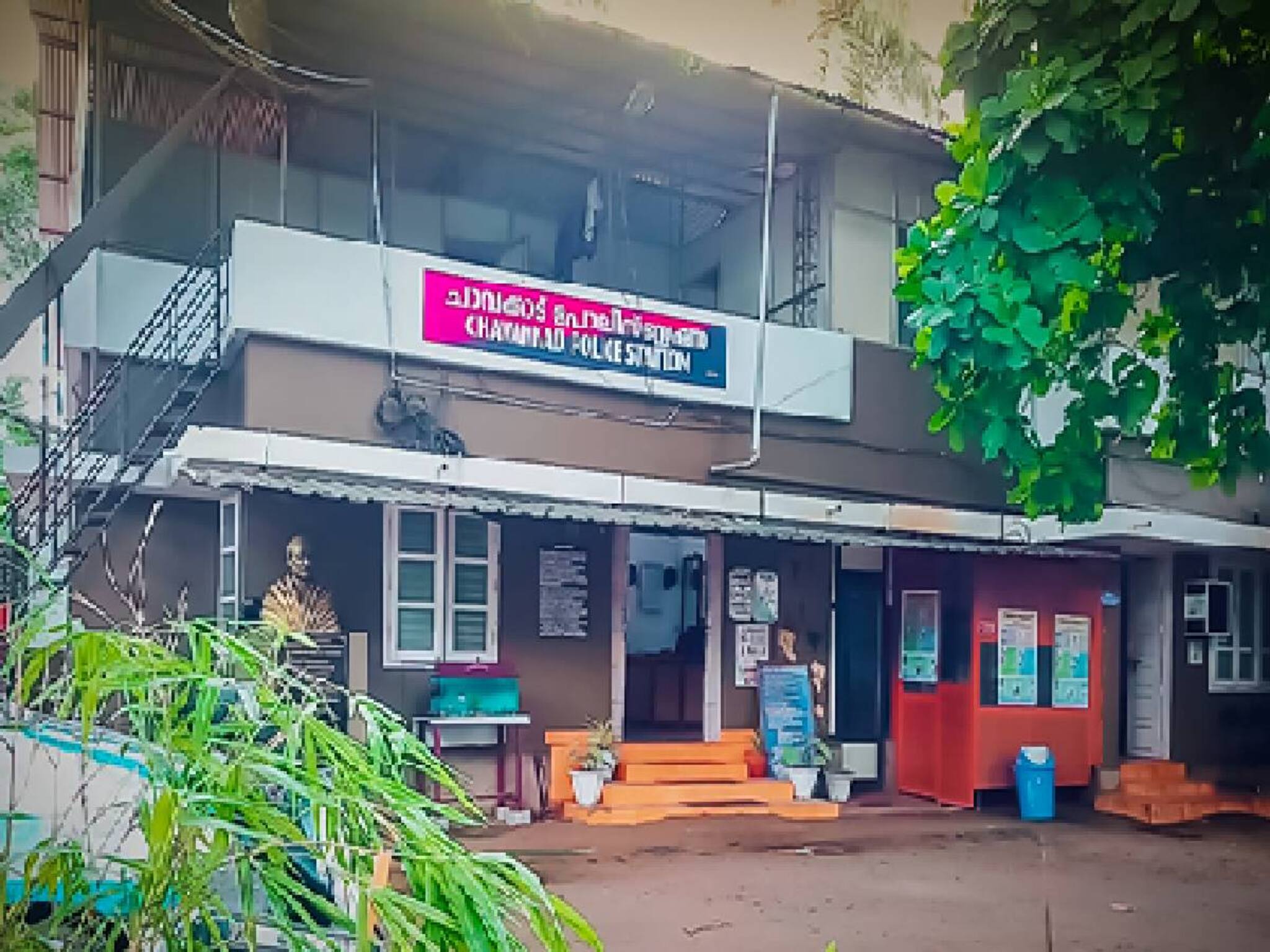 തൃശ്ശൂരിൽ പ്രതിയെ പിടികൂടാനെത്തിയ രണ്ട് പോലീസ് ഉദ്യോഗസ്ഥര്‍ക്ക് കുത്തേറ്റു