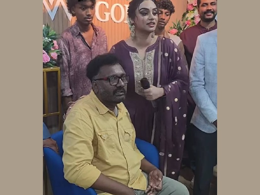 ഉല്ലാസ് പന്തളത്തിനൊപ്പം വേദിയിൽ സഹപ്രവർത്തക ലക്ഷ്മി നക്ഷത്ര. ഇക്കഴിഞ്ഞ മെയ് മാസത്തിൽ ഉല്ലാസിന് ജന്മദിനം ആശംസിച്ചു കൊണ്ടുള്ള ഒരു പോസ്റ്റ് അദ്ദേഹത്തിന്റെ ഫേസ്ബുക്ക് പേജിൽ കാണാം. ഇതിൽ പോസ്റ്റ് ചെയ്തത് ദിവ്യ എന്നുകൂടി ക്യാപ്‌ഷനിൽ പറഞ്ഞിട്ടുണ്ട്. ഉല്ലാസ് ഉദ്‌ഘാടന വേദിയിൽ എത്തിയപ്പോഴും ദിവ്യയുടെ സാന്നിധ്യമുണ്ടായിരുന്നു