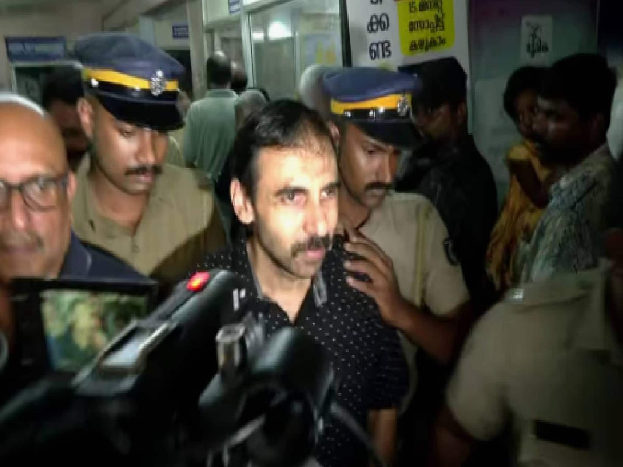 ശബരിമല സ്വർണക്കൊള്ള; ഉണ്ണിക്കൃഷ്ണൻ പോറ്റിയുടെ ഫ്ലാറ്റിൽനിന്ന് സ്വർണം പിടികൂടി