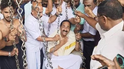 പന്മന സുബ്രഹ്മണ്യ ക്ഷേത്രത്തിൽ വി ഡി സതീശൻ തുലാഭാരം നടത്തുന്നു പന്മന സുബ്രഹ്മണ്യ ക്ഷേത്രത്തിൽ വി ഡി സതീശൻ തുലാഭാരം നടത്തുന്നു