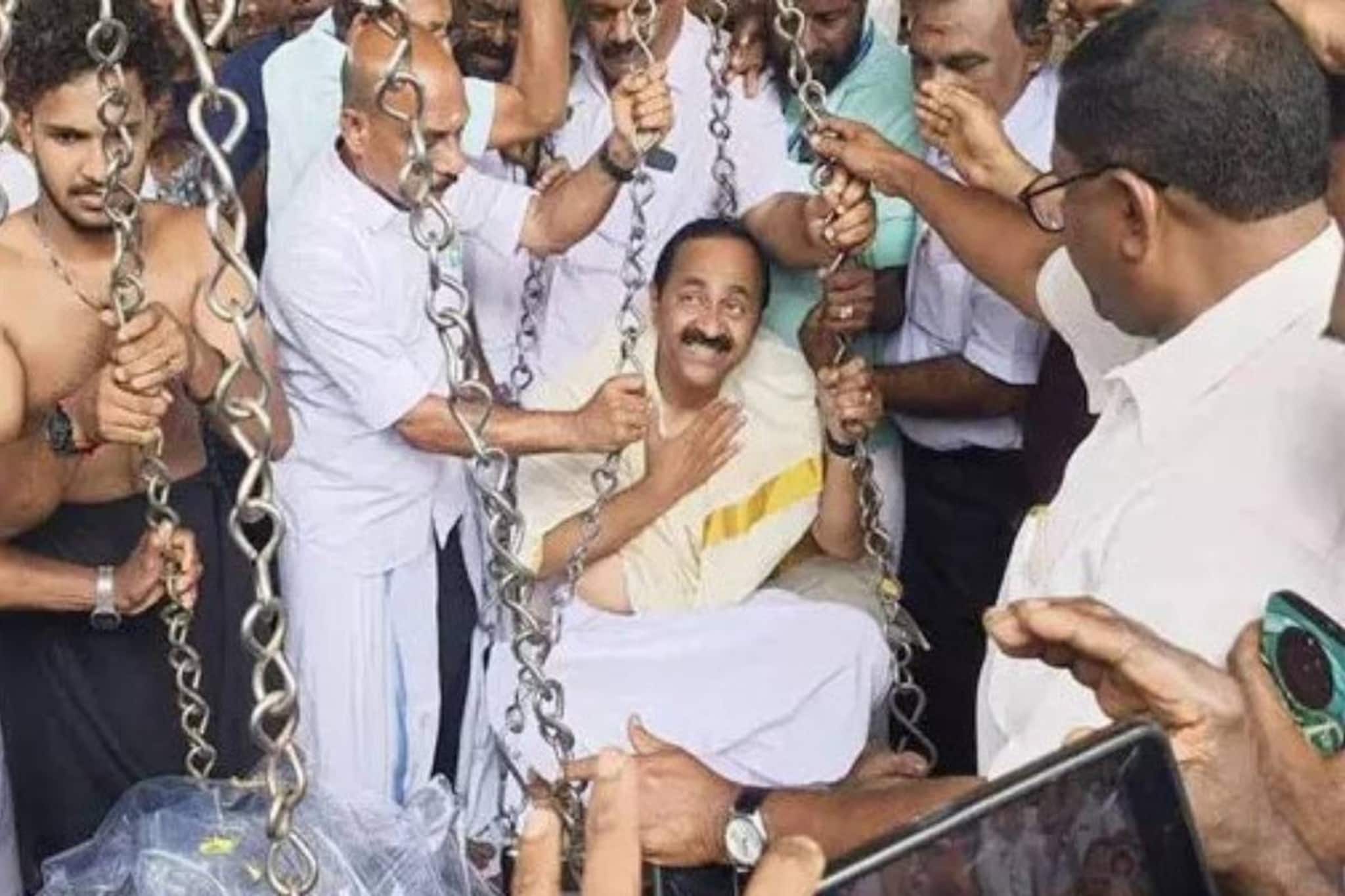 കോൺഗ്രസ് പ്രവർത്തകരുടെ നേർച്ച; പന്മന സുബ്രഹ്മണ്യസ്വാമിക്ഷേത്രത്തിൽ വി ഡി സതീശന് ഉണ്ണിയപ്പംകൊണ്ട് തുലാഭാരം കോൺഗ്രസ് പ്രവർത്തകരുടെ നേർച്ച; പന്മന സുബ്രഹ്മണ്യസ്വാമിക്ഷേത്രത്തിൽ വി ഡി സതീശന് ഉണ്ണിയപ്പംകൊണ്ട് തുലാഭാരം