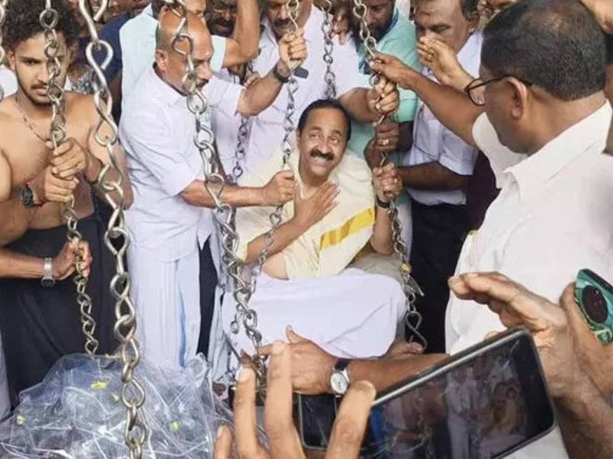 കോൺഗ്രസ് പ്രവർത്തകരുടെ വഴിപാട്; പന്മന സുബ്രഹ്മണ്യസ്വാമിക്ഷേത്രത്തിൽ വി ഡി സതീശന് ഉണ്ണിയപ്പംകൊണ്ട് തുലാഭാരം