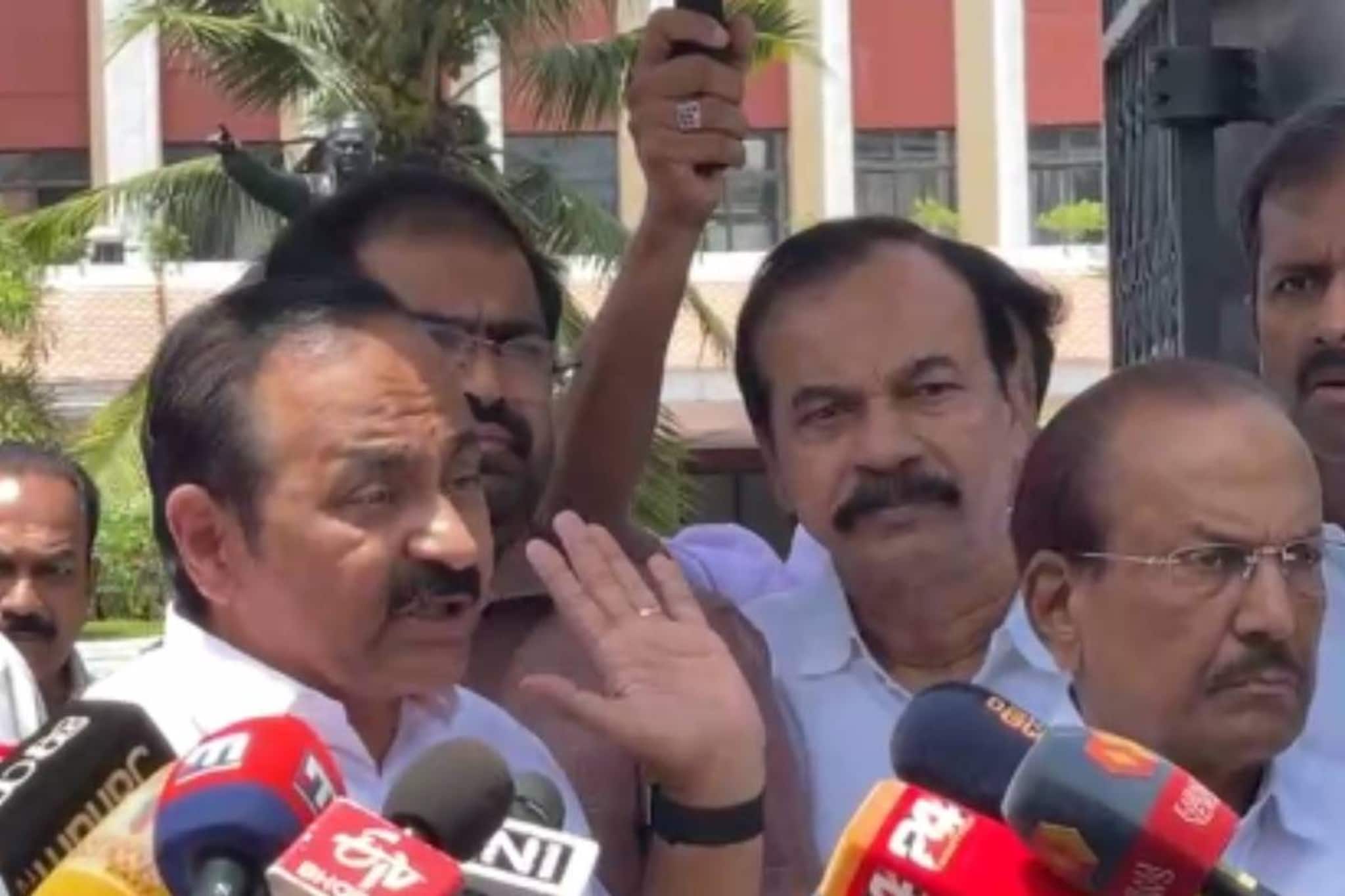 'ശബരിമലയിലെ ദ്വാരപാലക ശിൽപം സംസ്ഥാനത്തെ കോടീശ്വരന് വിറ്റു; ആരുടെ വീട്ടിലാണുള്ളതെന്ന് സിപിഎം വ്യക്തമാക്കണം': വി ഡി സതീശൻ