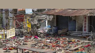 ടിവികെ മേധാവി വിജയ്‌യുടെ റാലിക്കിടെയുണ്ടായ തിക്കിലും തിരക്കിലും പെട്ട് ആളുകളുടെ പാദരക്ഷകളും മറ്റ് വസ്തുക്കളും റോഡിൽ കിടക്കുന്നു (Photo/PTI)