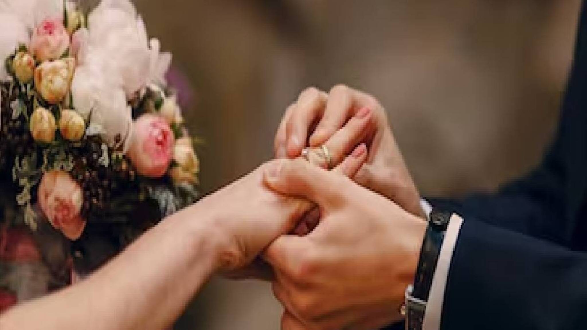 പ്രതിശ്രുത വരന്റെ പ്രണയം കൈയ്യോടെ പിടിച്ച് വധു; കാമുകിക്ക് അയച്ച പ്രണയ സന്ദേശം വായിച്ചത് അൾത്താരയിൽ അതിഥികൾക്ക് മുന്നിൽ