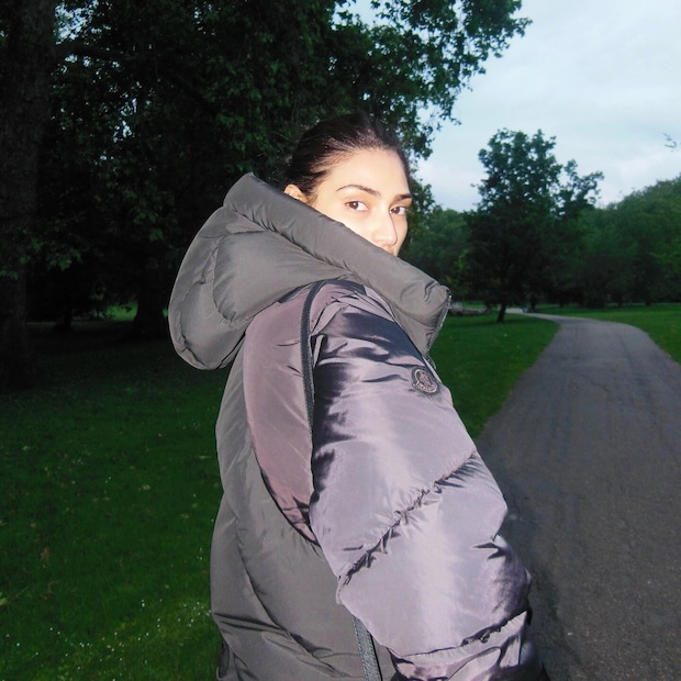 ഒരു പ്രശസ്ത നടന്റെ മകൾക്ക് സിനിമാ മേഖലയിൽ പ്രതീക്ഷിച്ച വിജയം നേടാൻ കഴിഞ്ഞിട്ടില്ല. എന്നാൽ സിനിമയിൽ ശ്രദ്ധേയമായ വിജയം നേടാൻ സാധിച്ചില്ലെങ്കിലും, പരസ്യ ചിത്രങ്ങളിലൂടെ അവർക്ക് മികച്ച വരുമാനം ലഭിക്കുന്നുണ്ടെന്നാണ് റിപ്പോർട്ട്. സിനിമാ രംഗത്തെ തിരിച്ചടി പരസ്യ വരുമാനത്തെ ബാധിച്ചിട്ടില്ല. ഒരു പ്രശസ്ത നടന്റെ മകൾക്ക് സിനിമാ മേഖലയിൽ പ്രതീക്ഷിച്ച വിജയം നേടാൻ കഴിഞ്ഞിട്ടില്ല. എന്നാൽ സിനിമയിൽ ശ്രദ്ധേയമായ വിജയം നേടാൻ സാധിച്ചില്ലെങ്കിലും, പരസ്യ ചിത്രങ്ങളിലൂടെ അവർക്ക് മികച്ച വരുമാനം ലഭിക്കുന്നുണ്ടെന്നാണ് റിപ്പോർട്ട്. സിനിമാ രംഗത്തെ തിരിച്ചടി പരസ്യ വരുമാനത്തെ ബാധിച്ചിട്ടില്ല.