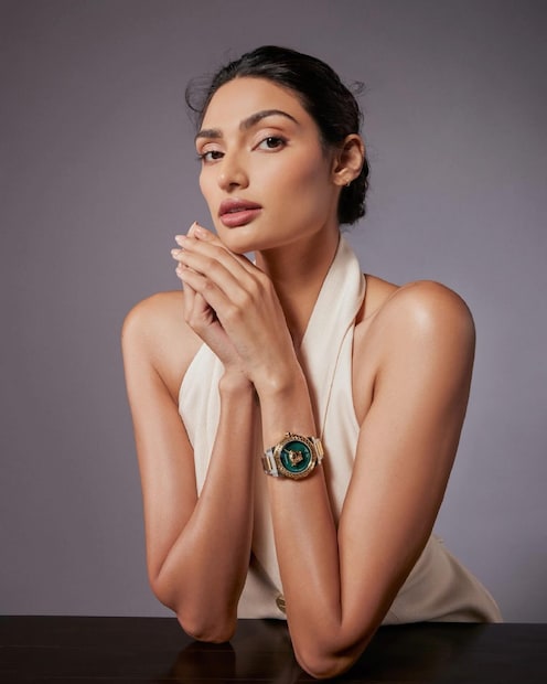  ഒരു പരസ്യ ചിത്രത്തിൽ അഭിനയിക്കുന്നതിനായി ആതിയ ഷെട്ടി ഒരു കോടി മുതൽ രണ്ട് കോടി രൂപ വരെ പ്രതിഫലം വാങ്ങുന്നുണ്ടെന്നാണ് റിപ്പോർട്ടുകൾ സൂചിപ്പിക്കുന്നത്.