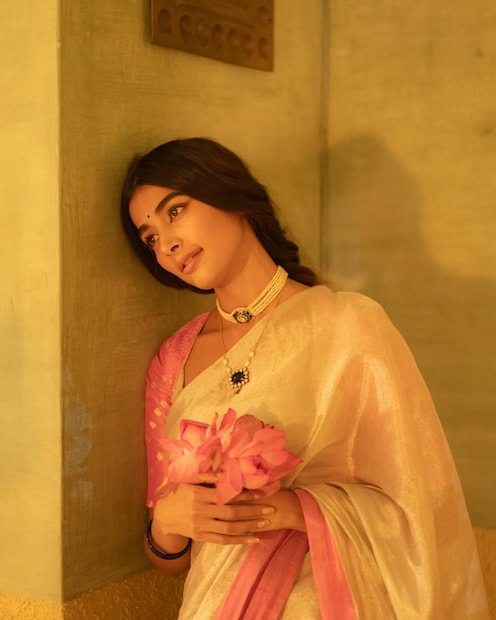 മാധ്യമ റിപോർട്ടുകൾ പ്രകാരം, പൂജ ഹെഗ്‌ഡെയുടെ മാസവരുമാനം ഏകദേശം 50 ലക്ഷം രൂപയാണ്. പരസ്യ വരുമാന ഇനത്തിൽ അവർക്ക് 40 ലക്ഷം രൂപയാണ് പ്രതിഫലം. ഇൻസ്റ്റഗ്രാമിൽ അവർക്ക് 27 മില്യൺ ഫോളോവേഴ്സുണ്ട്. സിനിമകൾക്കായി അവർ നാലുകോടി രൂപ പ്രതിഫലം ആവശ്യപ്പെടാറുണ്ട്. 2025ലെ അവരുടെ സ്വത്തുവകകളുടെ ആകെ മൂല്യം 50 കോടിയായി കണക്കാക്കപ്പെടുന്നു