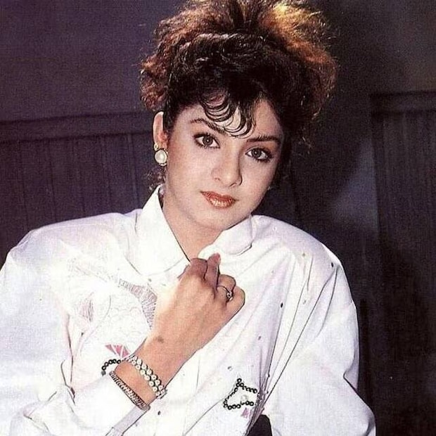 ദിവ്യ ഭാരതി, ദിവ്യ ഭാരതി മരണം, ഓർമ്മകൾ, ദിവ്യ ഭാരതി സിനിമകൾ, സാജിദ് നദിയാദ്‌വാല, Divya Bharti, Divya Bharti death, Unmatched record, Sajid Nadiadwala, ഒരു വർഷം 12 സിനിമകൾ, റെക്കോർഡ് നടി, 1992 സിനിമകൾ, 12 films in one year,  Most films in a year, 1992 releases, ദിവ്യ ഭാരതി ആദ്യ സിനിമ, വിശ്വത്മാ, ബോബ്ബിലി രാജാ, 19-ാം വയസ്സിൽ മരണം, മോഡലിംഗ്Vishwatma, Bobbili Raja, Tamil debut, Died at 19, Modelling career, 	ശ്രീദേവി മാധുരി റെക്കോർഡ്, ബോളിവുഡ് റെക്കോർഡ്, ഇന്ത്യൻ സിനിമയിലെ പ്രതിഭ, Sridevi Madhuri Dixit record, Bollywood history, Tragedy, Short-lived career,ദിവ്യ ഭാരതി സിനിമ ചരിത്രം, ദിവ്യ ഭാരതിയുടെ മരണവും വിവാഹവും,  ദിവ്യ ഭാരതി ബോളിവുഡ് പ്രവേശനം, ദിവ്യ ഭാരതി തെന്നിന്ത്യൻ സിനിമ,  ദിവ്യ ഭാരതി നടിയുടെ ജീവിതം, Divya Bharti Film Career, Divya Bharti Death and Marriage, Divya Bharti Bollywood Entry, Divya Bharti South Indian Cinema, Divya Bharti Actress Life, Divya Bharti, Bollywood actress, Indian film industry, Divya Bharti death, Divya Bharti movies, Divya Bharti record, Divya Bharti career, 1992 Bollywood films