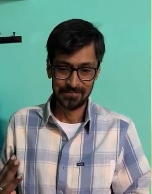  തമിഴ്, മലയാളം സിനിമകളിലായി 15ലധികം സിനിമകളിൽ അദ്ദേഹം അഭിനയിച്ചിട്ടുണ്ട്. ജംഗ്ഷൻ (2002), സിങ്കാര ചെന്നൈ (2004), പൊൻ മേഘലൈ (2005), സൊല്ല സൊല്ല ഇനിക്കും (2009), പാലൈവന സൊലൈ (2009), തുപ്പാക്കി (2012), അഞ്ചാൻ (2014) തുടങ്ങിയ ചിത്രങ്ങളിലും അദ്ദേഹം ശ്രദ്ധേയമായ വേഷങ്ങൾ ചെയ്തിട്ടുണ്ട്. കൈയെത്തും ദൂരത്ത് എന്ന ചിത്രത്തിലെ കിഷോർ എന്ന കഥാപാത്രം അവതരിപ്പിച്ചതിലൂടെ മലയാളികൾക്കിടയിലും ശ്രദ്ധേയനാണ് അഭിനയ്.