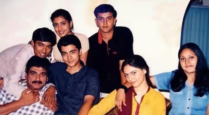  2002-ൽ കസ്തൂരി രാജയുടെ സംവിധാനത്തിൽ ധനുഷ് നായകനായി പുറത്തിറങ്ങിയ ചിത്രമാണ് ‘തുളളുവതോ ഇളമൈ’. ഈ സിനിമ അഭിനേയ്, ധനുഷ്, ഷെറിൻ എന്നിവർക്ക് തമിഴ് സിനിമയിൽ ഒരു പ്രത്യേക സ്ഥാനം നേടിക്കൊടുത്തു. അതിനുശേഷം, 'ജംഗ്ഷൻ', 'സിങ്കാര ചെന്നൈ', 'പൊൻമേഘലെ' തുടങ്ങിയ ചിത്രങ്ങളിൽ അഭിനയ് നായകനായി അഭിനയിച്ചു.