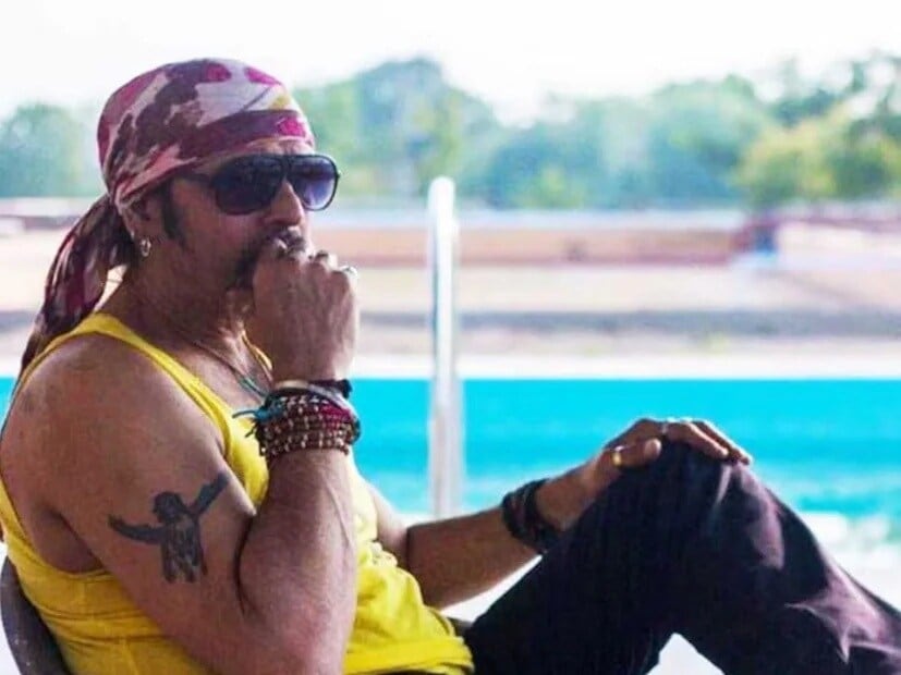 മുൻ മിസ് ഇന്ത്യ മരിക ഡിസൂസയുമായി രണ്ടാം വിവാഹം. ഈ ബന്ധത്തിൽ അദ്ദേഹത്തിന് ഒരു മകൻ പിറന്നു. എന്നാൽ, മകന്റെ ജനനത്തിനു ശേഷം മഹേഷ് ആനന്ദും ഭാര്യയുമായുള്ള ബന്ധത്തിൽ വിള്ളലുകൾ ഉണ്ടായി. 1992ൽ മധു മൽഹോത്രയുമായി മൂന്നാം വിവാഹം നടന്നു. അതും വിവാഹമോചനത്തിൽ കലാശിച്ചു. അതിനു ശേഷം ടെലിവിഷൻ നടിയായിരുന്ന ഉഷ ബച്ചനുമായി രണ്ടുവർഷക്കാലം നീണ്ടുനിന്ന വിവാഹബന്ധം 