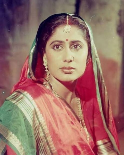 Smita Patil Raj Babbar marriage, Smita Patil , actress Smita Patil , സ്മിത പാട്ടീൽ രാജ് ബബ്ബറിന്റെ വിവാഹം, സ്മിത പാട്ടീൽ, നടി സ്മിത പാട്ടീൽ, സ്മിത പാട്ടീൽ രാജ് ബബ്ബർ പ്രണയം, Raj Babbar affair, വിവാഹിതനായ നടനുമായുള്ള ബന്ധം, Smita Patil home breaker, സ്മിത പാട്ടീൽ ഹോം ബ്രേക്കർ, Raj Babbar Nadira reconciliation,രാജ് ബബ്ബർ ആദ്യ ഭാര്യ, Smita Patil death reason, actress died at 31,31-ാം വയസ്സിൽ മരണപ്പെട്ട നടി,postpartum complications death,പ്രസവാനന്തര പ്രശ്നങ്ങൾ, Puerperal sepsis death, പ്യൂപ്പറൽ സെപ്സിസ് മരണം, Smita Patil last wish,സ്മിത പാട്ടീൽ അവസാന ആഗ്രഹം, Suhagan makeup artist, സുഹാഗിനെപ്പോലെ ഒരുക്കി,Deepak Sawant interview,	ദീപക് സാവന്ത് വെളിപ്പെടുത്തൽ,Raj Babbar final moments,രാജ് ബബ്ബർ അവസാന നിമിഷങ്ങൾ, why did Smita Patil die young,	സ്മിത പാട്ടീൽ ചെറുപ്പത്തിൽ മരിച്ചത് എന്തിന്, Prateik Smita Patil mother death,പ്രതീക് സ്മിത പാട്ടീൽ അമ്മ മരണം, Smita Patil body on ice, സ്മിത പാട്ടീൽ മൃതദേഹം ഐസിൽ, Smita Patil biography and films,സ്മിത പാട്ടീൽ ജീവിതകഥയും സിനിമകളും,why did Smita Patil die young, Smita Patil parallel cinema,സ്മിത പാട്ടീൽ സിനിമകൾ, Doordarshan anchor actress,ദൂരദർശൻ വാർത്താ അവതാരക നടി,Smita Patil National Award, Smita Patil, Bollywood, Entertainment,വാർത്താ അവതാരകയായി തുടക്കം,വിവാഹിതനായ നടനുമായി പ്രണയം,31-ാം വയസിൽ ,പ്രസവാനന്തര പ്രശ്നങ്ങൾ ,മരണപ്പെട്ട നടി