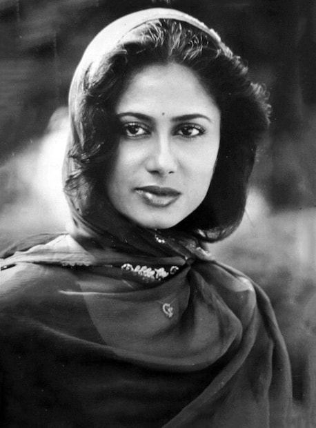 Smita Patil Raj Babbar marriage, Smita Patil , actress Smita Patil , സ്മിത പാട്ടീൽ രാജ് ബബ്ബറിന്റെ വിവാഹം, സ്മിത പാട്ടീൽ, നടി സ്മിത പാട്ടീൽ, സ്മിത പാട്ടീൽ രാജ് ബബ്ബർ പ്രണയം, Raj Babbar affair, വിവാഹിതനായ നടനുമായുള്ള ബന്ധം, Smita Patil home breaker, സ്മിത പാട്ടീൽ ഹോം ബ്രേക്കർ, Raj Babbar Nadira reconciliation,രാജ് ബബ്ബർ ആദ്യ ഭാര്യ, Smita Patil death reason, actress died at 31,31-ാം വയസ്സിൽ മരണപ്പെട്ട നടി,postpartum complications death,പ്രസവാനന്തര പ്രശ്നങ്ങൾ, Puerperal sepsis death, പ്യൂപ്പറൽ സെപ്സിസ് മരണം, Smita Patil last wish,സ്മിത പാട്ടീൽ അവസാന ആഗ്രഹം, Suhagan makeup artist, സുഹാഗിനെപ്പോലെ ഒരുക്കി,Deepak Sawant interview,	ദീപക് സാവന്ത് വെളിപ്പെടുത്തൽ,Raj Babbar final moments,രാജ് ബബ്ബർ അവസാന നിമിഷങ്ങൾ, why did Smita Patil die young,	സ്മിത പാട്ടീൽ ചെറുപ്പത്തിൽ മരിച്ചത് എന്തിന്, Prateik Smita Patil mother death,പ്രതീക് സ്മിത പാട്ടീൽ അമ്മ മരണം, Smita Patil body on ice, സ്മിത പാട്ടീൽ മൃതദേഹം ഐസിൽ, Smita Patil biography and films,സ്മിത പാട്ടീൽ ജീവിതകഥയും സിനിമകളും,why did Smita Patil die young, Smita Patil parallel cinema,സ്മിത പാട്ടീൽ സിനിമകൾ, Doordarshan anchor actress,ദൂരദർശൻ വാർത്താ അവതാരക നടി,Smita Patil National Award, Smita Patil, Bollywood, Entertainment,വാർത്താ അവതാരകയായി തുടക്കം,വിവാഹിതനായ നടനുമായി പ്രണയം,31-ാം വയസിൽ ,പ്രസവാനന്തര പ്രശ്നങ്ങൾ ,മരണപ്പെട്ട നടി