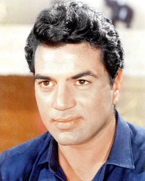 In the 1960s and 70s, Dharmendra was a heartthrob. He enjoyed a massive fan following, especially among women who had a huge crush on him.