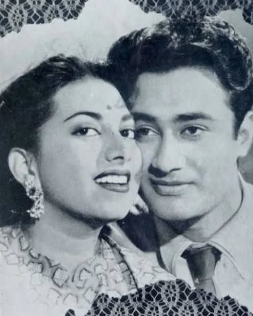 While Dharmendra had a huge crush on her, the Vidya actress gave her heart to another legendary actor, Dev Anand. She starred opposite Dev Anand in several films and their pair was one of the most celebrated pairings of that time.