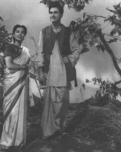 Not only on-screen, but Suraiya was also in a relationship with Dev Anand for four years, from 1948 to 1951.