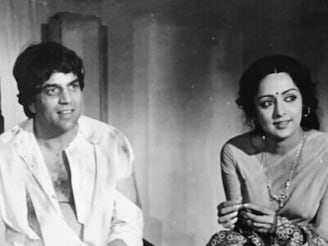 ധർമ്മേന്ദ്രയുടെ ആദ്യ പ്രണയം ഹേമമാലിനി ആയിരുന്നില്ല; ആ നടിയെ കാണാനായി മാത്രം ഒരു സിനിമ 40 തവണ കണ്ടു