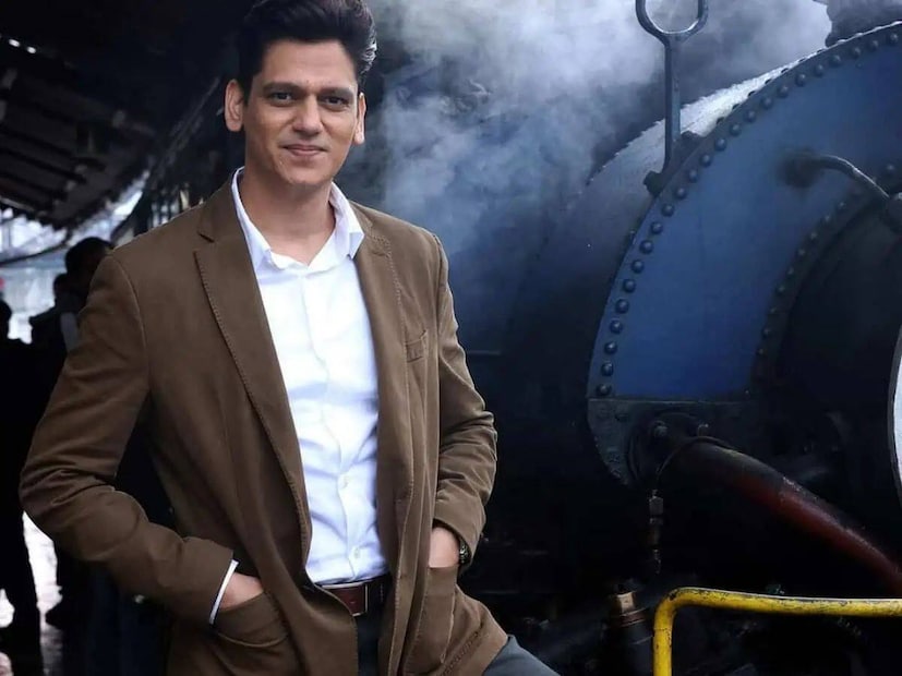  റിയ ചക്രവർത്തിയുടെ ടോക്ക് ഷോയിൽ അതിഥിയായി എത്തിയപ്പോഴാണ് വിജയ് വർമ്മ തന്റെ ജീവിതത്തിലെ പോരാട്ടങ്ങളെക്കുറിച്ച് തുറന്നു സംസാരിച്ചത്. വിഷാദം, ഉത്കണ്ഠ, വ്യക്തിജീവിതം, ബന്ധങ്ങൾ എന്നിവയുമായി താൻ നടത്തിയ പോരാട്ടങ്ങളെക്കുറിച്ച് അദ്ദേഹം മനസ്സ് തുറന്നു. സിനിമയിൽ പ്രവേശിക്കുന്നതിനു മുൻപ് സാമ്പത്തിക ഭദ്രത തേടി താൻ നിരവധി ജോലികൾ ചെയ്തതായി അദ്ദേഹം വെളിപ്പെടുത്തി.