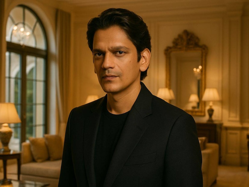  ഫിലിം ആൻഡ് ടെലിവിഷൻ ഇൻസ്റ്റിറ്റ്യൂട്ട് ഓഫ് ഇന്ത്യയിൽ (FTII) ചേർന്നതോടെയാണ് വിജയ് വർമ്മയുടെ അഭിനയ യാത്ര ആരംഭിച്ചത്. ആദ്യ ശ്രമത്തിൽ തിരഞ്ഞെടുക്കപ്പെട്ടില്ലെങ്കിലും അദ്ദേഹം തളർന്നില്ല. ഹൈദരാബാദിൽ നാടകരംഗത്ത് ചെലവഴിച്ച ഒരു വർഷമാണ് അദ്ദേഹത്തിന്റെ ജീവിതത്തിൽ വഴിത്തിരിവായതെന്ന് അദ്ദേഹം പറഞ്ഞു.