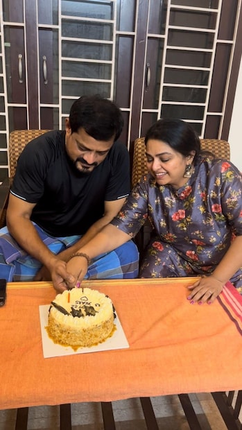  മലയാള സിനിമയിൽ ബാലതാരമായി അഭിനയജീവിതമാരംഭിച്ച നടി സോണിയ ബോസ് ആണ് അദ്ദേഹത്തിന്റെ ഭാര്യ. 'മെട്ടി ഒലി' എന്ന പരമ്പരയിൽ കരിയർ ആരംഭിച്ച ബോസ് വെങ്കട്ട്, സിനിമയിലേക്ക് വരാനുണ്ടായ കാരണം ഒരിക്കൽ വിശദമായി പറയുകയുണ്ടായി. സിനിമ പോലെ തോന്നിയേക്കാവുന്ന സംഭവം നടക്കുന്നത് 1997ൽ. നാരായണസാമി അഥവാ ഗോപാലി എന്ന തന്റെ മെന്ററിനെ കുറിച്ചാണ് ബോസ് വെങ്കട്ട് പരാമർശിച്ചത്. 