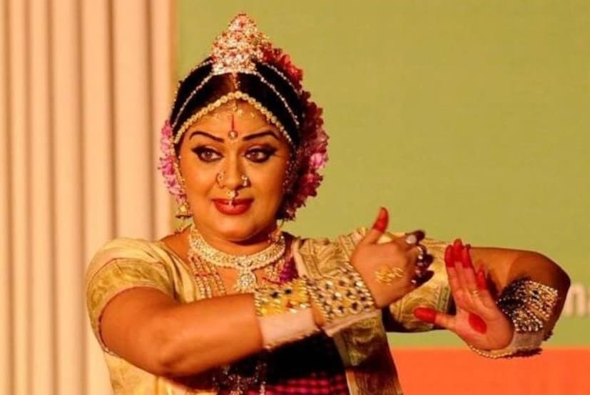 Actress Sudha Chandran, Sudha Chandran, Artificial Leg Dancer,നടി സുധ ചന്ദ്രൻ ജീവിതം,കൃത്രിമ കാൽ, നർത്തകി, Sudha Chandran Accident,സുധ ചന്ദ്രൻ അപകടം,National Award Winner Mayuri, മയൂരി, ദേശീയ അവാർഡ് Bharatanatyam Dancer ,ഭരതനാട്യം,Sudha Chandran Personal Life,സുധ ചന്ദ്രൻ കുടുംബം, Sudha Chandran Husband Ravi,സുധ ചന്ദ്രൻ ഭർത്താവ്,Sudha Chandran No Children,Sudha Chandran Marriage Story,സുധ ചന്ദ്രൻ വിവാഹകഥ,Sudha Chandran husband Ravi love story,സുധ ചന്ദ്രൻ ഭർത്താവ് രവി,Sudha Chandran decision not to have children,സുധ ചന്ദ്രൻ കുട്ടികൾ വേണ്ടെന്ന തീരുമാനം,Actress who married assistant director,അസിസ്റ്റൻ്റ് ഡയറക്ടറെ വിവാഹം ചെയ്ത നടി,Sudha Chandran triumph over disability,Actress comeback after accident,Jaipur Foot Dancer, സുധ ചന്ദ്രൻ സീരിയൽ വില്ലൻ വേഷങ്ങൾ, Sudha Chandran,  Indian actress, inspirational story, artificial leg, Bharatanatyam dancer, Tamil cinema, Telugu cinema,  16-ാം വയസിൽ കാൽ ,മമ്മൂട്ടി ചിത്രത്തിലെ നായിക,സ്വന്തം കഥ സിനിമയാക്കിയ നടി ,60-ാം വയസിലും നർത്തകി
