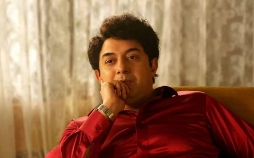  ദളപതിയിൽ രജനീകാന്തിനും മമ്മൂട്ടിക്കും ഒപ്പം അർജുൻ എന്ന കഥാപാത്രത്തെ അവതരിപ്പിച്ച നടനാണ് അരവിന്ദ് സ്വാമി. ആദ്യസിനിമയിൽ തന്നെ ആ നടൻ ഏവരുടെയും ശ്രദ്ധയാകർഷിച്ചു. ശേഷം റിലീസ് ചെയ്ത 'റോജ'യും സൂപ്പർഹിറ്റ്. 1995ലെ 'ബോംബെ' കൂടിയായതും, അരവിന്ദ് സ്വാമി ഹിറ്റുകളിലെ ഭാഗ്യനടനായി