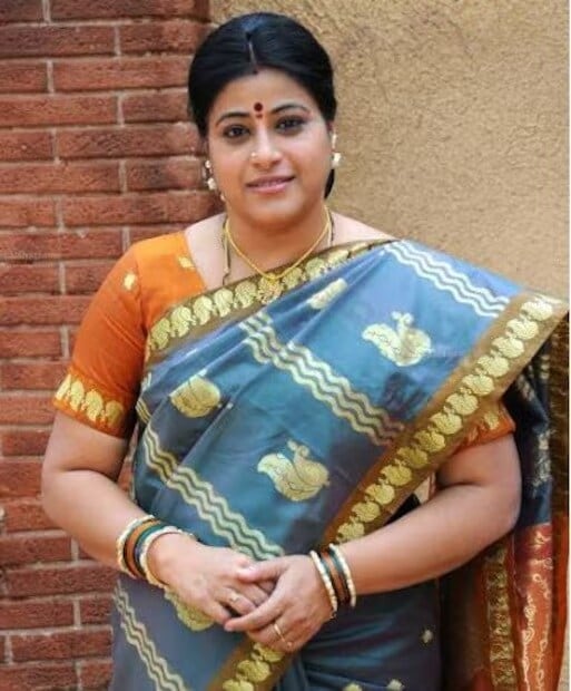  മലയാള സിനിമയിലെ കൾട്ട് ക്‌ളാസിക്കായ 'ചട്ടക്കാരി'യുടെ തമിഴ് റീമേക്കായ 'ഓ മാനെ മാനെ' എന്ന സിനിമയിലൂടെ 1984ലായിരുന്നു ഹേമസുധയുടെ അരങ്ങേറ്റം. ഇതിൽ മോഹനും ഉർവശിയും നായികാ നായകന്മാരായി. ബാലചന്ദ്രറിന്റെ 'വണ്ണ കനവുകൾ', 'എങ്ക ചിന്നരാജ', 'ഗുരു ശിഷ്യൻ', 'കൊടി പറക്ക്ത്, ക്യാപ്റ്റൻ, അരശു, 7ജി റെയിൻബോ കോളനി, ഇന്ത്യൻ, മഹാൈ, തീരാത്ത വൈലാട്ടു പിള്ള, വേദി, തനി ഒരുവൻ, വേതാളം, റോമിയോ, മദഗദരാജ തുടങ്ങിയ ചിത്രങ്ങളിൽ സുധയുടെ പ്രകടനം ശ്രദ്ധേയമായി (തുടർന്ന് വായിക്കുക)