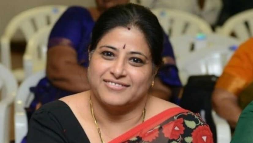 സുധയ്ക്ക് ഒരു മകനുണ്ട്. അമ്മയുമായി വഴക്കിട്ട മകൻ വിദേശത്ത് താമസമാക്കി. മകൻ അമ്മയുമായി സംസാരിക്കാറില്ല. ഭർത്താവും ഉപേക്ഷിച്ചു പോയി എന്ന് സുധ പറയുകയുണ്ടായി. അജിത്ത് നായകനായ 'വേതാളം' എന്ന ചിത്രത്തിലെ അവരുടെ പ്രകടനം ശ്രദ്ധേയമായിരുന്നു. മലയാളത്തിൽ അഞ്ചു സിനിമകളിൽ സുധ അഭിനയിച്ചു. 'അക്ഷരം', 'യുവതുർക്കി', 'തട്ടകം', 'തച്ചിലേടത്തു ചുണ്ടൻ', 'ബാലേട്ടൻ' സിനിമകളിൽ സുധയെ കാണാം 