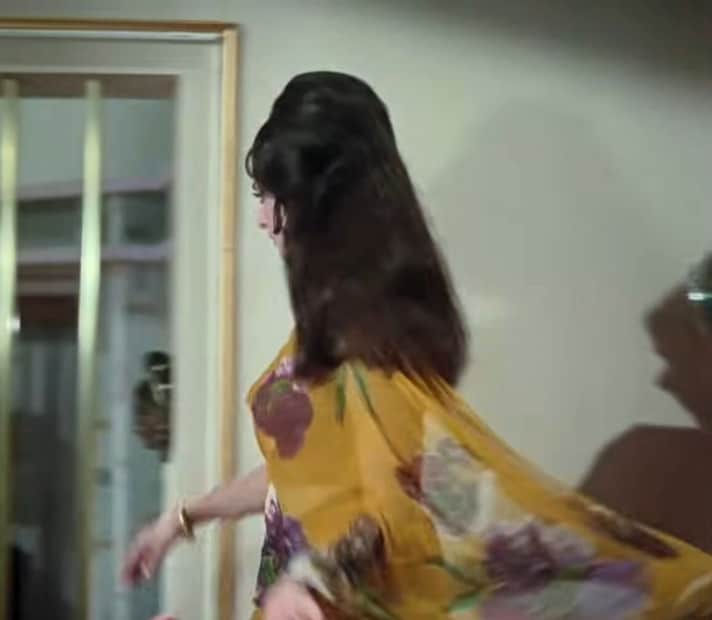  ആ നായികയുടെ പേരാണ് കാമിനി കൗശൽ. നടൻ ദിലീപ് കുമാറിന്റെ പ്രണയകഥ ബോളിവുഡിൽ പ്രശസ്തമായിരുന്നു, അതിലെ കഥാനായിക സൈറ ഭാനു എത്തും മുൻപേ അദ്ദേഹത്തിന്റെ പ്രണയിനിയായത് കാമിനി കൗശൽ എന്ന സുന്ദരിയാണ്. ഇരുവരുടെയും കരിയറിന്റെ തുടക്കത്തിൽ മൊട്ടിട്ട പ്രണയമായിരുന്നു അത്. 1948ൽ റിലീസ് ചെയ്ത 'ഷഹീദ്' എന്ന ചിത്രത്തിന്റെ ഷൂട്ടിംഗ് സെറ്റിലായിരുന്നു അവരുടെ പരിചയവും പ്രണയവും. ദിലീപ് കുമാർ അന്നൊരു നടനായി പരിണമിക്കുന്നതേയുണ്ടായിരുന്നുള്ളൂ. കാമിനിയാകട്ടെ അവരുടെ കരിയറിന്റെ ഏറ്റവും മികച്ച ഫോമിലും (തുടർന്ന് വായിക്കുക)