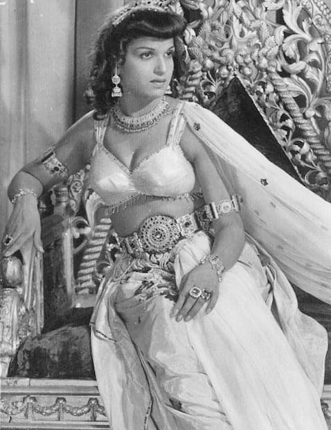 കാമിനിയും ദിലീപ് കുമാറുമായുള്ള പ്രണയം കൊടുമ്പിരി കൊണ്ടിരുന്ന കാലം. പ്രണയം അതിന്റെ വഴിക്ക് പുരോഗമിച്ചുകൊണ്ടിരിക്കെ, മിലിറ്ററി ഉദ്യോഗസ്ഥനായ കാമിനിയുടെ മൂത്ത സഹോദരൻ പ്രണയകഥ അറിയുകയും, ഷൂട്ടിംഗ് സെറ്റിലേക്ക് ദേഷ്യത്തോടെ തോക്കുമായി വരികയുമായിരുന്നു. ദിലീപ് കുമാറിന് ശക്തമായ താക്കീതു നൽകിയ ശേഷം മാത്രമാണ് അദ്ദേഹം മടങ്ങിയത്. സംവിധായകൻ പി.എൻ. അറോറയാണ് ഇക്കാര്യം സ്ഥിരീകരിച്ചത്. ഭീഷണിക്ക് മുന്നിൽ വേർപിരിയുകയല്ലാതെ മറ്റൊരു പോംവഴി ഇരുവർക്കും മുന്നിൽ ഇല്ലായിരുന്നു