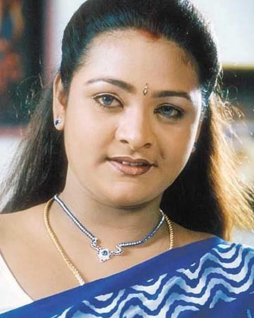 She reportedly had to drop out from the school at an early age due to financial issues and become a breadwinner.