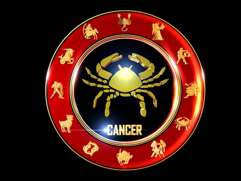 കാൻസർ (Cancer കർക്കിടകം രാശി) ജൂൺ 22നും ജൂലൈ 22നും ഇടയിൽ ജനിച്ചവർ:കർക്കിടകം രാശിയിൽ ജനിച്ചവരെ സംബന്ധിച്ച് ഇന്നത്തെ ദിവസം വെല്ലുവിളി നിറഞ്ഞ ദിവസമായിരിക്കും. നിങ്ങളുടെ ബന്ധങ്ങളിൽ ചില സങ്കീർണതകൾ നേരിടേണ്ടി വന്നേക്കാം. നിങ്ങളുടെ അടുത്ത ബന്ധങ്ങളിൽ ആശയവിനിമയത്തിന്റെ അഭാവം അനുഭവപ്പെട്ടേക്കാം. നിങ്ങളുടെ പ്രിയപ്പെട്ടവരോട് വ്യത്യസ്തമായ ഒരു തരം സഹാനുഭൂതി നിങ്ങൾക്ക് അനുഭവപ്പെടും. എന്നാൽ ഓരോ വെല്ലുവിളിയും ഒരു അവസരമാണ്. നിങ്ങളുടെ വികാരങ്ങൾ നിങ്ങളെ സജീവമായി നിലനിർത്താൻ സഹായിക്കും. എന്നാൽ ഈ സമയത്ത് ആത്മനിയന്ത്രണം പാലിക്കേണ്ടത് പ്രധാനമാണ്. നിങ്ങളുടെ വികാരങ്ങൾ പങ്കുവെക്കാൻ നിങ്ങൾക്ക് അല്പം മടി തോന്നിയേക്കാം. നിങ്ങളുടെ വികാരങ്ങൾ ചർച്ച ചെയ്യാനും പ്രകടിപ്പിക്കാനും ഇതാണ് ശരിയായ സമയം. ഇത് നിങ്ങളുടെ ബന്ധങ്ങളിൽ നല്ല മാറ്റങ്ങൾ കൊണ്ടുവന്നേക്കാം. ഈ സമയത്ത് ക്ഷമ ആവശ്യമാണ്. സ്വയം വിശ്വസിക്കുക. നിങ്ങളുടെ ചുറ്റുമുള്ളവരിൽ നിന്ന് സഹായം തേടാൻ മടിക്കരുത്. ധൈര്യവും സ്‌നേഹവും ഉണ്ടെങ്കിൽ ഈ സാഹചര്യം പരിഹരിക്കാൻ കഴിയും. കാര്യങ്ങൾ മെച്ചപ്പെടുത്താൻ കഴിയുന്ന ഒരു പുതിയ ദിശയിൽ ശ്രദ്ധ കേന്ദ്രീകരിക്കാൻ ശ്രമിക്കുക.

ഭാഗ്യ സംഖ്യ: 5
ഭാഗ്യ നിറം: പച്ച