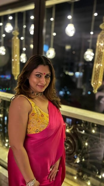  നിലവിൽ അഭിനയ ജീവിതത്തിൽ നിന്നും വിരമിച്ച നടി, താരങ്ങളുടെ ഒത്തുകൂടലുകളിലെ സ്ഥിരസാന്നിധ്യമാണ്. ശ്വേതാ കൊന്നൂർ മേനോൻ എന്ന് പറഞ്ഞാൽ അധികംപേരും അറിയില്ല എങ്കിലും, മാളവിക എന്ന പേര് പരിചയമുണ്ടാകും. സുന്ദർ സി. സംവിധാനം ചെയ്ത 'ഉന്നൈ തേടി'യാണ് ശ്വേതയുടെ ആദ്യ ചിത്രം. അജിത്കുമാർ, സൂര്യ, വിജയ് തുടങ്ങിയ നായകന്മാരുടെ ഒപ്പം നായികയാവാൻ അവർക്ക് അവസരം ഉണ്ടായി. കമൽ ഹാസനൊപ്പം 'വസൂൽ രാജ എം.ബി.ബി.എസ്.' ചിത്രത്തിലും അവർക്ക് വേഷമിടാൻ അവസരം ലഭിച്ചു (തുടർന്ന് വായിക്കുക)