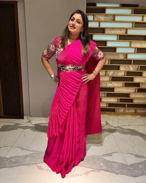 വിവാഹശേഷം മാളവിക അഭിനയജീവിതത്തിന് ഒരു ചെറിയ ഇടവേള നൽകി. അതിനു ശേഷം അവർ മടങ്ങിവന്നു സൂര്യ ചിത്രം 'പേരഴകനിലൂടെ'. ചിത്രത്തിൽ മാളവികയ്ക്ക് ഒരു ഡാൻസ് നമ്പറുണ്ടായിരുന്നു. മിസ്കിന്റെ 'ചിത്തിരം പേസുതടി' എന്ന സിനിമ പിന്നാലെ എത്തി. ഇതിലെ 'വാളമീനുക്കും ഈളാങ്കു മീനുക്കും കല്യാണം' എന്ന ഗാനം സൂപ്പർഹിറ്റ്. ഈ പ്രകടനം മാളവികയ്ക്ക് നിരവധി നൃത്ത അവസരങ്ങൾ നൽകി